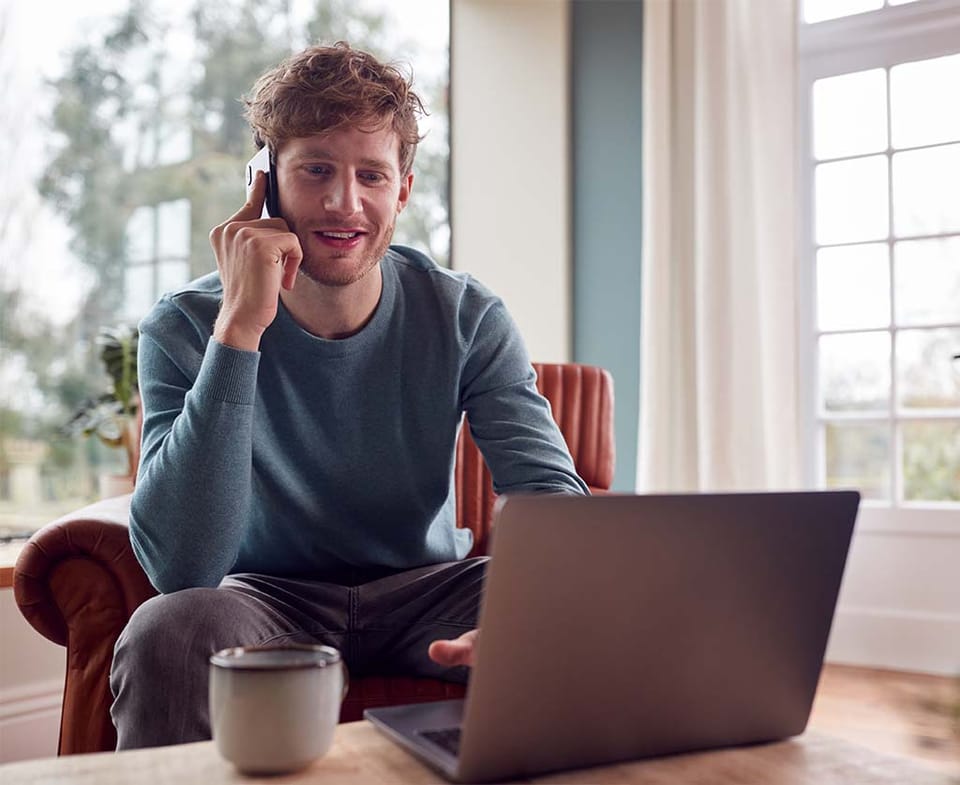 visual data cloud consultant on the phone with client